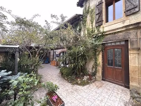 maison avec annexe et dépendances