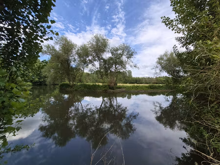 terrain de loisirs en bord de rivière