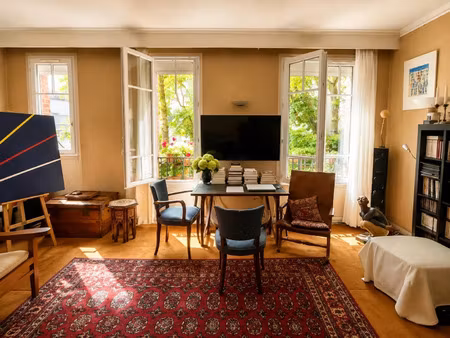 paris xviiie — appartement lumineux et de charme sur cour arborée confidentielle