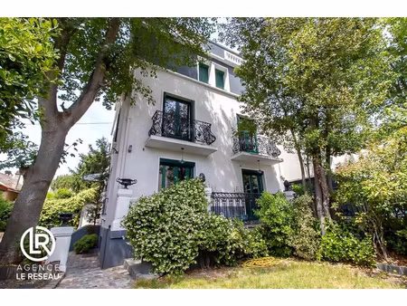 maison en parfait état avec jardin situé dans quartier résid