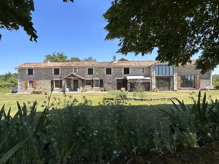propriété en pierre avec gîte et vue campagne