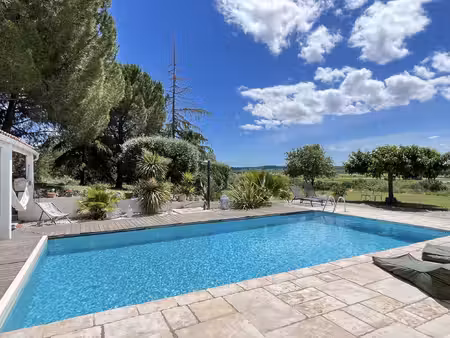 maison lumineuse avec vue et piscine