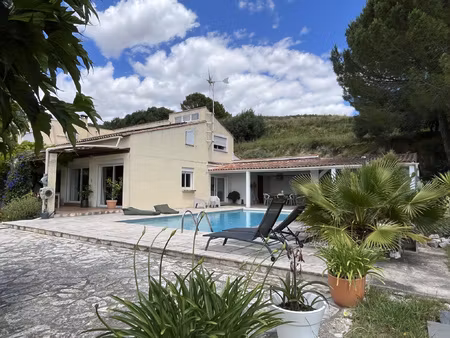 villa lumineuse avec vue et piscine