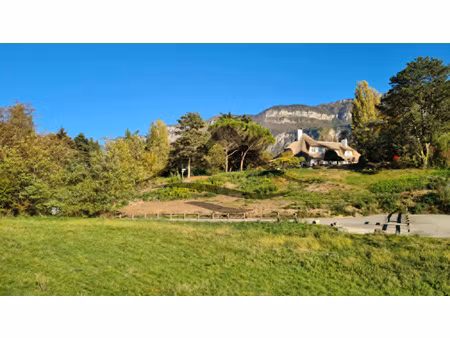 terrain constructible de 821 m2 dans un environnement privil