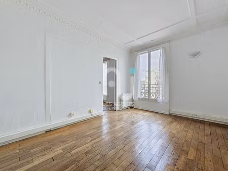 place des bourguignons deux pièces 34 m2 + cave + débarras