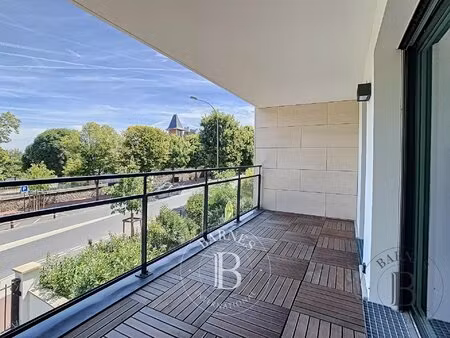 saint cloud - appartement 2 chambres - 2 balcons - 2 emplacements de parking -