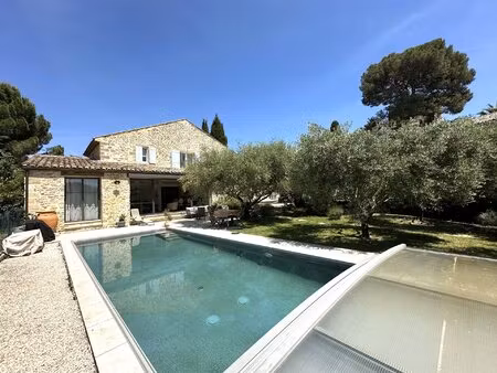 superbe maison en pierre restaurée de 170 m² sur un terrain de 800 m² avec piscine et...