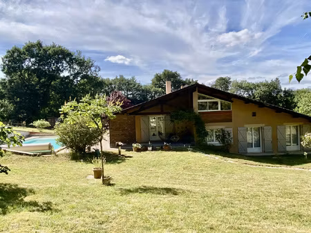 maison de 147 m2 avec grand parc  piscine  à 5 minutes. au s