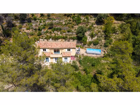 villa lumineuse de 160 m² sur plus d'un hectare de terrain en colline  au cœur d'un enviro