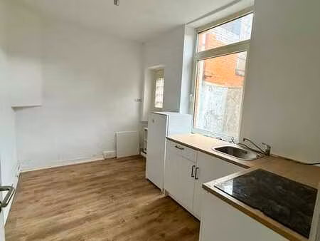 beau studio au rez-de-chaussée avec cour privative