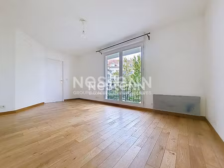 montigny le bretonneux quartier village - studio avec balcon et parking