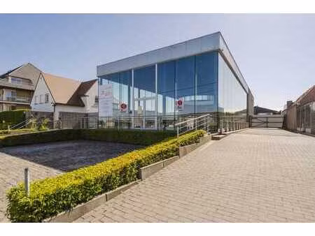 salle d'exposition avec grand parking à vendre à zwevegem