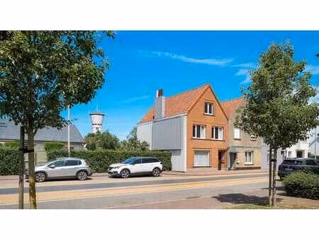 maison avec jardin ensoleillé et garage à vendre près du cen