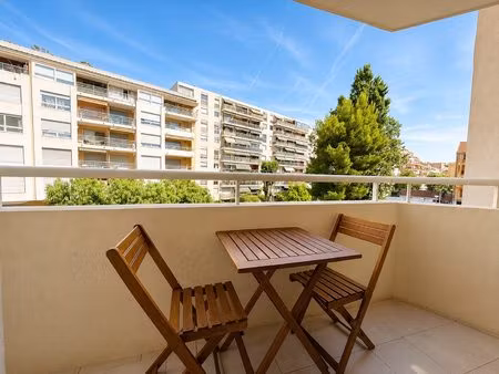 studio en très bon état avec balcon