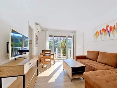cannes 2 pieces en excellent etat avec balcon