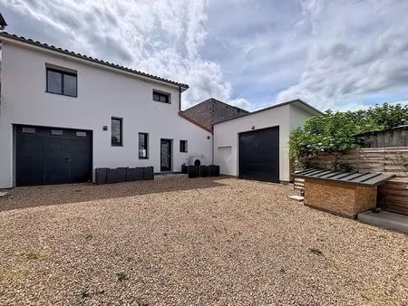 maison contemporaine avec piscine  double garage et terrain de 9
