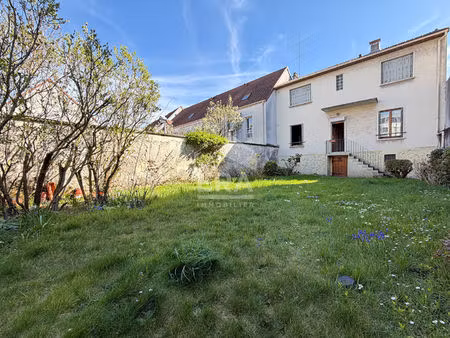 maison familiale avec grand jardin  cour et sous-sol total