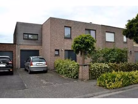 moderne woning met 3 slaapkamers  bureel  garage en tuin.