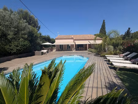 maison dans domaine privée avec tennis et gardien