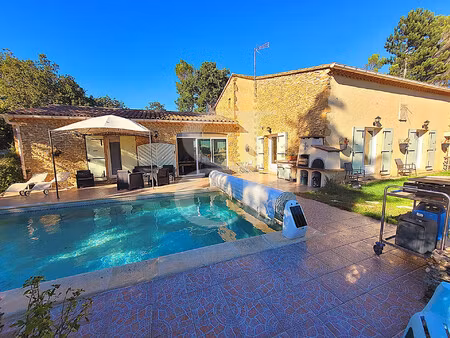 villa avec piscine nichée au coeur de 2500 m² de terrain à gr