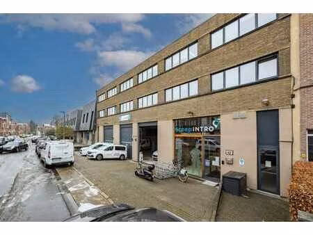 bâtiment d’entreprise polyvalent avec parking et stockage