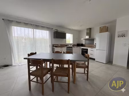 location maison 3 pièces 76.39 m² à rocheserviere (85620)  832 €