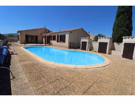 villa t4 avec piscine et garage sur 775 m2 dans un village offrant tous commerces et...