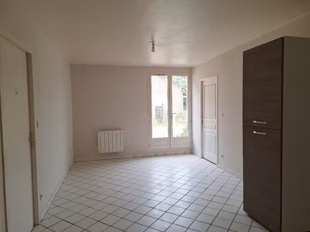 appartement saint cyr 3 pièce(s). rez de chaussée