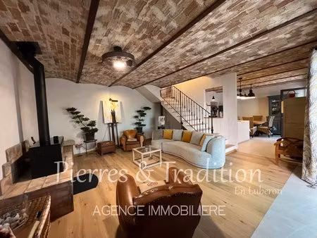 apt  appartement en duplex enièrement rénové avec cour et parking
