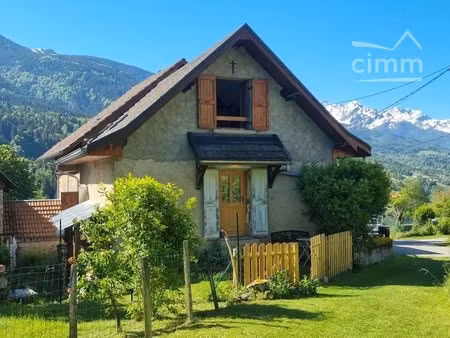 maison ancienne rénovée avec terrain et abri voiture