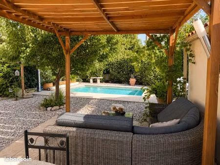 maison 3 faces plein pied avec piscine