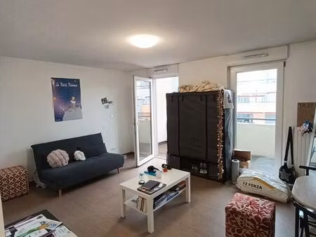 particulier loue studio meublé avec balcon