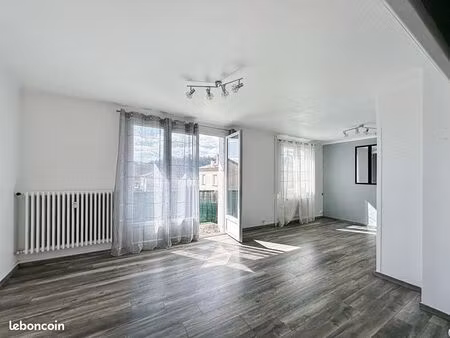 charmant appartement lumineux de 3pièces à louer  idéalement situé sur la commune de ucel