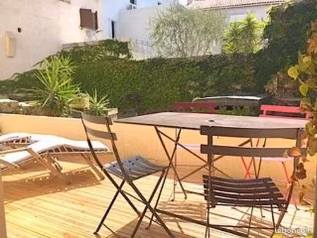 le petit jaune de la pointe rouge  studio face à la plage avec une grande terrasse au calm