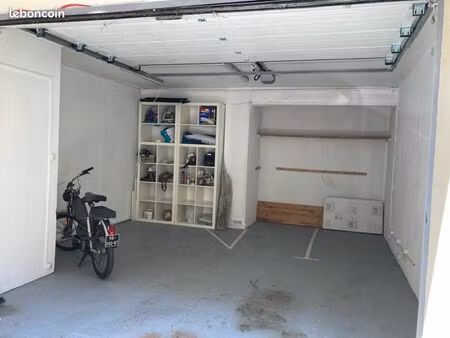 place stationnement deux roues motos scooter
