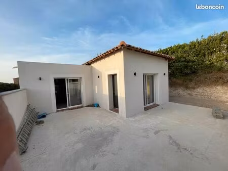 maison individuelle dans quartier calme avec terrasse et jardin