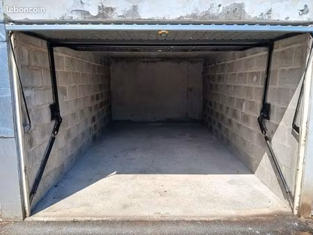 parking garage box fermé