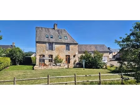 magnifique maison de caractère en pierre  indépendante  comprenant 4 chambres et 4 dépenda