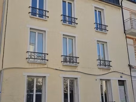 petit collectif composé de 2 bâtiments de r + 1 dont un élev?