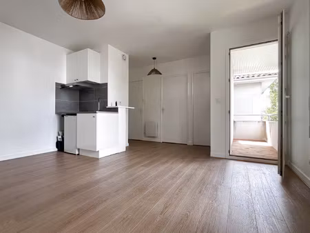 les minimes studio rénové avec balcon à deux pas de tout