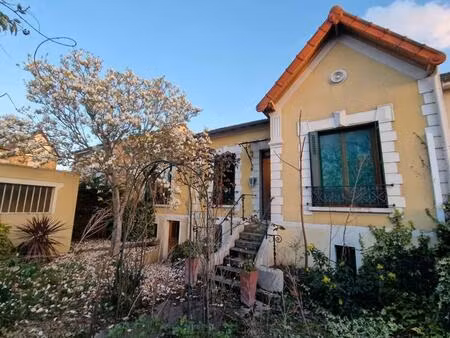 maison d’habitation avec jardin  box  et ssol