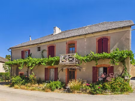 maison rénovée avec jardin et dépendance 5 chambres possibles proche commodités