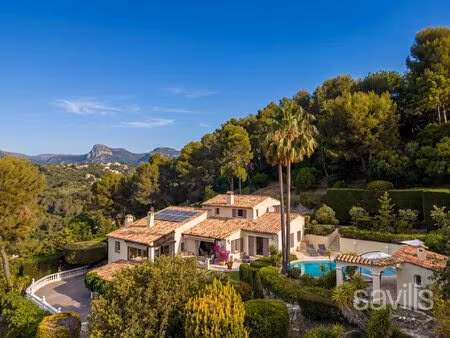 villa de caractère avec piscine  vue dégagée et calme absolu