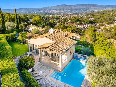 villa avec piscine à distance pédestre du village de mougins