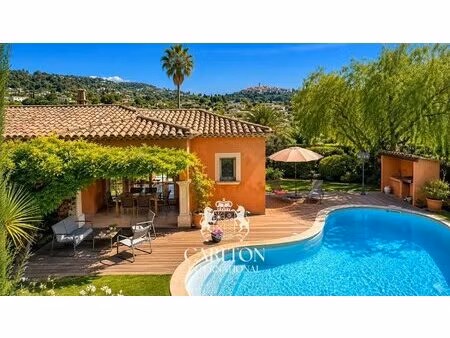 villa de plain-pied avec la vue sur le village de saint paul de vence