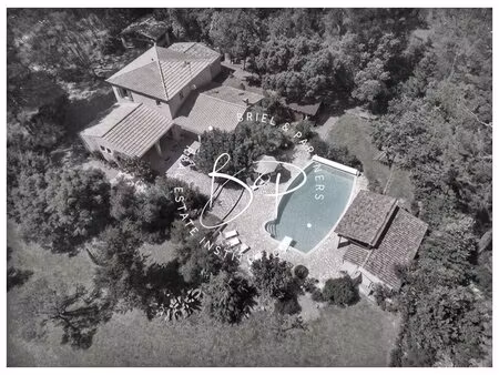 lorgues  maison 4 chambres sur 3791 m2 de terrain avec piscine  poolhouse et garage