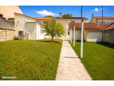 ensemble immobilier de 3 logements meublés de plain-pied avec jardin