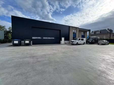 magazijn met kantoren te koop op ruim perceel