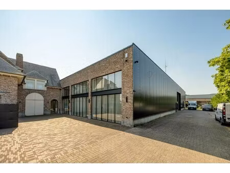 magazijn met showroom  kantoren en prachtige woning te koop