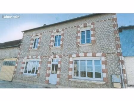 maison construite en pierres de 121 m2  6 pièces  intérieurement rénovée avec grandes dépe